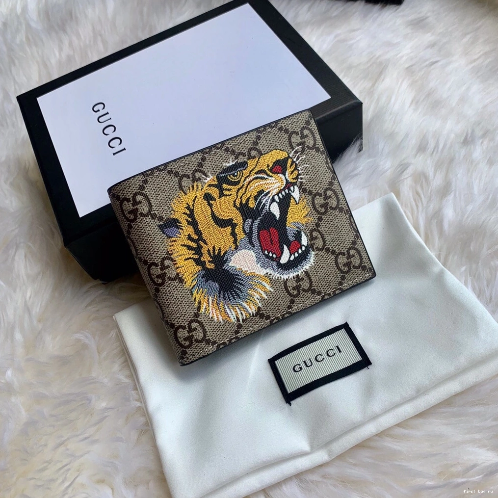 First bag ru GUCCI WALLET 0817